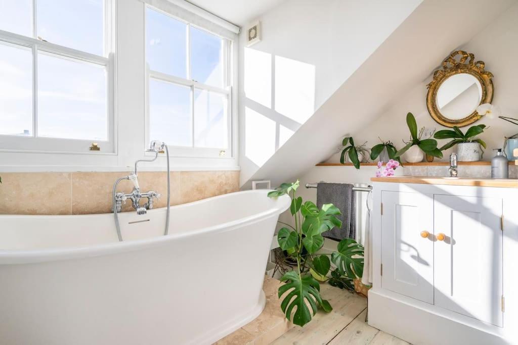 Boat House, Relax In A Whitstable Fisherman'S Cottage Экстерьер фото
