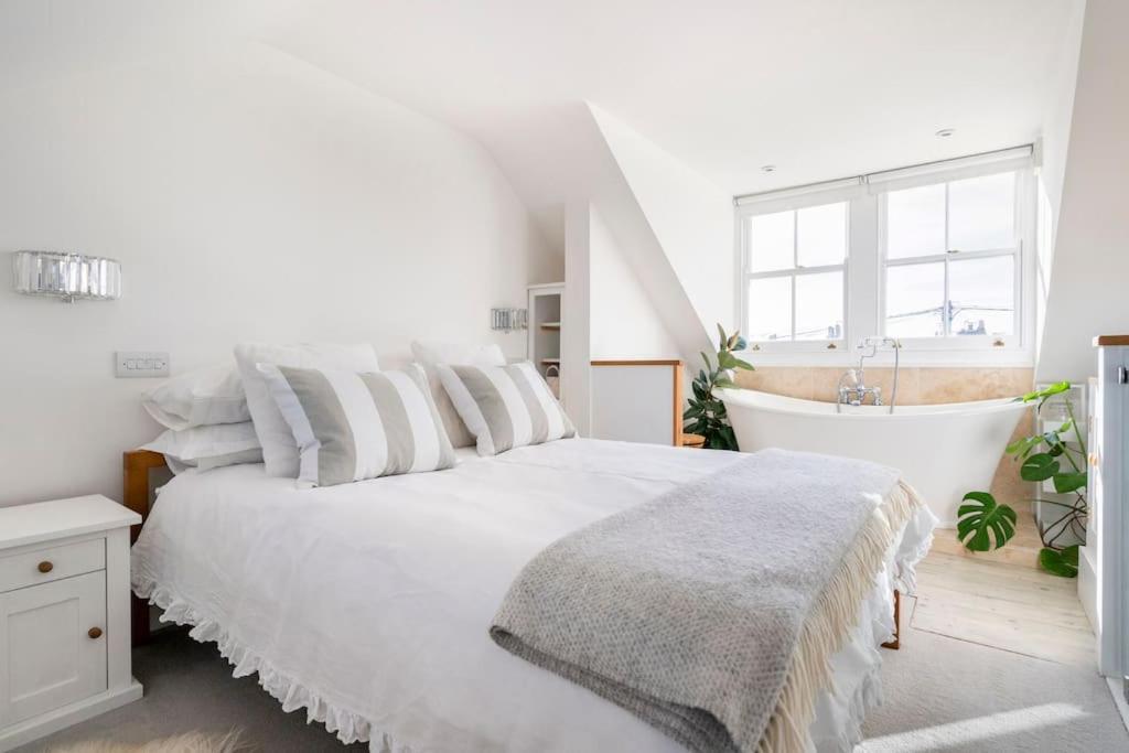 Boat House, Relax In A Whitstable Fisherman'S Cottage Экстерьер фото